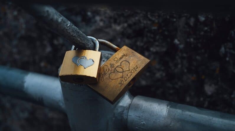 Photo "How to Use Crypto for Secure Communications"
