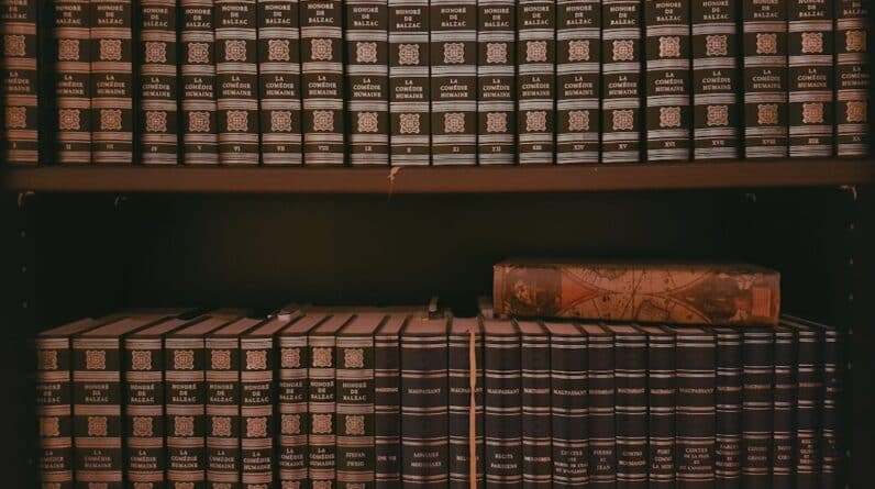 Photo Crypto bookshelf