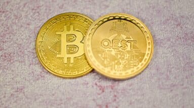 Photo Bitcoin vs Traditional Currency